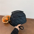 Bolso bandolera acolchado negro con asa superior y acabado en cuero sintético - Negro