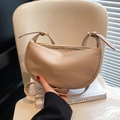 Sac bandoulière demi-lune beige chic avec texture litchi et bandoulière réglable sur chaise - Kaki