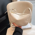 Sac à bandoulière demi-lune minimaliste en cuir grainé beige avec sangle réglable - Blanc