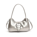 Bolso de axila media luna plateado metálico con hebilla y estructura redondeada - Plateado