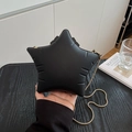 Stervormige zwarte crossbodytas met matte afwerking en gouden ketting detail - Zwart