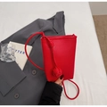 Makroaufnahme einer roten Mini-Beuteltasche mit Litschi-Muster und gewebtem Knotendetail - Burgunderrot