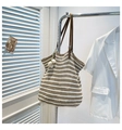 Détail du sac de plage tissé à rayures avec lanières en cuir et breloques tulipes - Khaki avec Pendentif