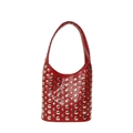 Sac seau rouge brillant avec clous argentés et large bandoulière de style punk chic - Rouge