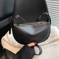 Sac demi-lune classique en cuir grainé noir avec bandoulière et détails dorés - Noir