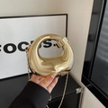 Moderne goldene Abendtasche in Tropfenform mit kreisförmigem Griff und feiner Kettenriemen - Gold