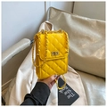 Bolso bandolera amarillo acolchado con cadena dorada y cierre de giro metálico - Amarillo