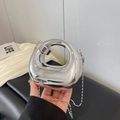 Minimalistische silberne Acryl-Abendtasche mit Perlenkette und Griff für Damen - Silber