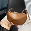 Sac bandoulière demi-lune marron en cuir grainé avec finitions dorées chic - Brun Foncé