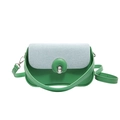 Borsa a tracolla in pelle verde con patta intrecciata e chiusura in metallo argento - Verde