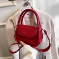 Piccola borsa a tracolla rossa con testo fashion e manico tondo su blazer crema - Rosso