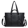 Grande borsa tote nera in pelle martellata con tracolla rimovibile su sfondo bianco - Nero