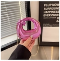 Borsa a mezzaluna in acrilico rosa viola metallizzato con catena dorata - Rosa