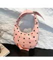 Détail du sac à main en cuir verni rose avec œillets métalliques et anse nouée - Rose