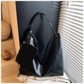 Détail du grand sac cabas hobo en similicuir noir avec sa pochette zippée assortie - Noir