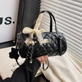 Schwarze gesteppte Zylindertasche mit Spitzenschleife und Metallkettenriemen - Schwarz