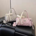 Gesteppte Zylindertasche in Hellgrau und Rosa mit Spitzenschleife und Bärenanhänger - Beigegrau