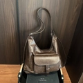 Brauner Vintage-Rucksack aus Kunstleder mit weißen Nähten und Schnallentasche - Braun