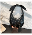 Détail du sac hobo en cuir verni noir avec œillets argentés et nœud papillon décoratif - Noir