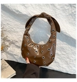 Vue détaillée du sac hobo en cuir verni marron avec œillets et bandoulière à nœuds - Marron