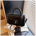 Borsa a mano classica in pelle nera con fibbia a T argento e tracolla regolabile - Nero