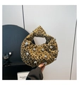 Detail der Leopard-Handtasche mit silbernen Nieten und geknotetem Griff-Design - Brauner Leopard