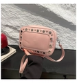 Piccola borsa a tracolla rosa lucida con decorazioni di borchie argentate ai bordi - Rosa