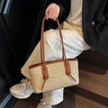 Stroh-Umhängetasche mit braunem Lederbesatz und Quasten für sommerliche Mode - Khaki