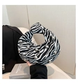 Detail der Zebra-Mondtasche mit silbernen Nieten und modischem Knotengriff - Schwarz Weiß Zebra