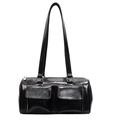 Elegante borsa sottobraccio in vernice nera con doppie tasche frontali e fibbie argento - Nero