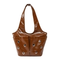 Glänzende Schultertasche in Karamellbraun mit silbernen Ösen und Fronttaschen - Braun