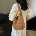 Handgefertigte kamelfarbene Häkeltasche mit floralem Lochmuster zu weißem Kleid - Khaki