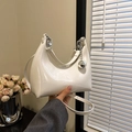 Witte laklederen hobo tas met zilveren bolletjeshanger en metalen kettingdetail - Broken Wit