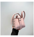 Vue détaillée du sac seau rose style motard avec rivets argentés et sangle décorative - Rose