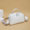 Sac Boston en cuir blanc avec clous argentés et bandoulière géométrique colorée - Blanc