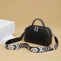 Sac bandoulière noir clouté avec bandoulière géométrique et texture grainée chic - Noir