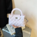 Sac à main matelassé en cuir rose clair avec strass en cristal et détails en argent - Violet