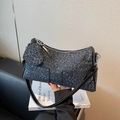 Grande borsa tote leopardata con ciondolo a cuore e borchie su un libro bianco - Leopardo blu