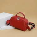 Sac bandoulière en cuir grainé rouge avec clous argentés et large sangle tissée à motifs - Rouge