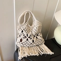 Λευκή boho πλεκτή τσάντα με μακριά κρόσσια και καφέ επένδυση για τις καλοκαιρινές διακοπές - Ζαχαρί