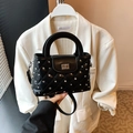 Sac à main noir matelassé orné de strass brillants et d'un fermoir tournant en métal - Noir