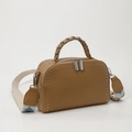 Sac bandoulière en cuir camel avec clous argentés et large sangle géométrique - Kaki