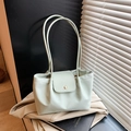 Bolso de mano minimalista verde claro con diseño plisado y cierre magnético dorado - Verde