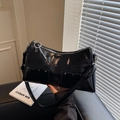 Borsa tote in vernice nera lucida con borchie argentate e ciondolo a cuore - Nero