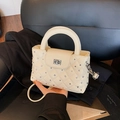 Sac à main crème matelassé avec clous argentés et poignée supérieure en main - Blanc