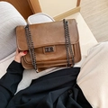 Borsa a catena marrone trapuntata con cuciture a V e chiusura in metallo stile a tracolla - Marrone