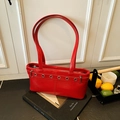 Borsa sottobraccio in pelle verniciata rossa lucida con occhielli argentati e fiocco - Senza Ciondolo / Rosso