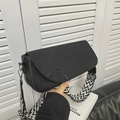 Schicke schwarze Leder-Umhängetasche mit breitem geometrischem Gurt für Damen - Schwarz