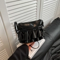 Französische Design-Eimer-Tasche aus schwarzem Lackleder mit eleganten Falten und Reißverschluss - Schwarz