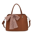 Borsa a tracolla intrecciata marrone con foulard in seta a pois rosa e cinturino - Biscotto